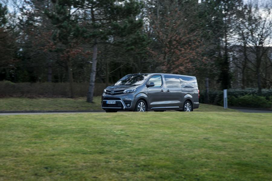  Toyota ProAce Verso VIP 2018 года  (UK) (фото 13 из 30)